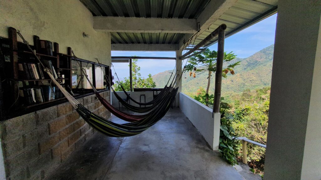 Colombia - hostel in Minca met hangmatten en uitzicht op Santa Marta